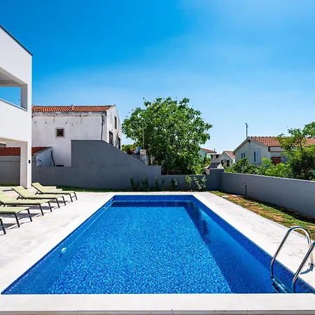 Apartman Ilux-2 *